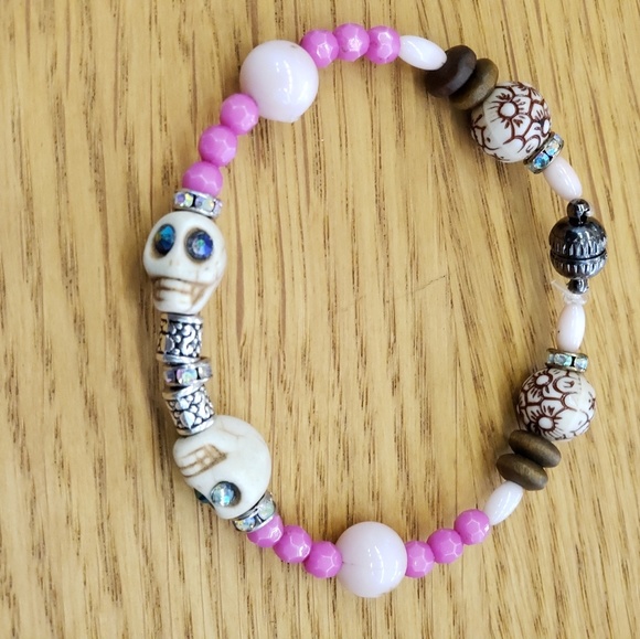 (SOLD)HANDMADE one of a kind skull beaded bracelet - Picture 2 of 4